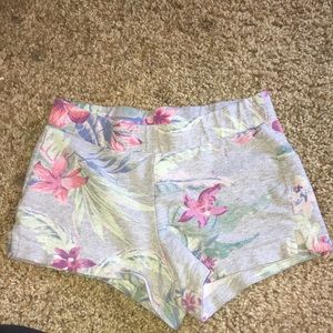 Kids shorts, flower print, comfortable fit.